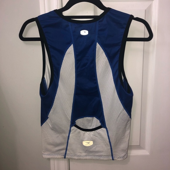 Sugoi cycling/ workout sleeveless top - Picture 2 of 2